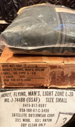 画像1: 1967's DEAD STOCK 《 L-2B 》 Ver 4（後期モデル） / J-7448H（USAF） / “ SATELLITE OUTERWEAR CORP. ” W. ORIGINAL PLASTIC CASE & BOX