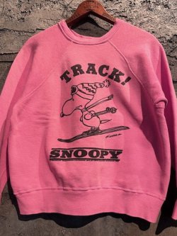 画像1: 1960's〜 “ PEANUTS（ピーナッツ） / SNOOPY（スヌーピー） ” PRINT SWEAT / PINK × “ TRACK！ / SKI ”