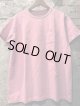 “ GOUCHA（ゴーチャ） ” CLASSIC POCKET TEE / “ GKD ” PEACH（XL / SIZE 4）
