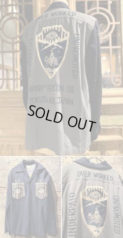 画像1: 1950's DEAD STOCK USAF（US-AIR FORCE） / “ 6091st RECON SQ ” × “ YOKOTA AB.JAPAN ” / 2TONE（NAVY×SMOKY BLUE） TOUR SHIRT（SOUVENIR SHIRT）